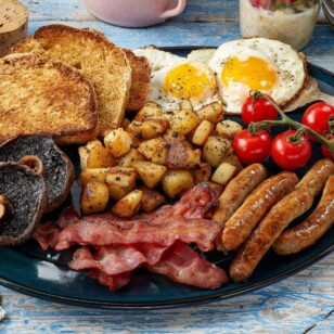 Full English breakfast with sausages, mushrooms, egg and toast